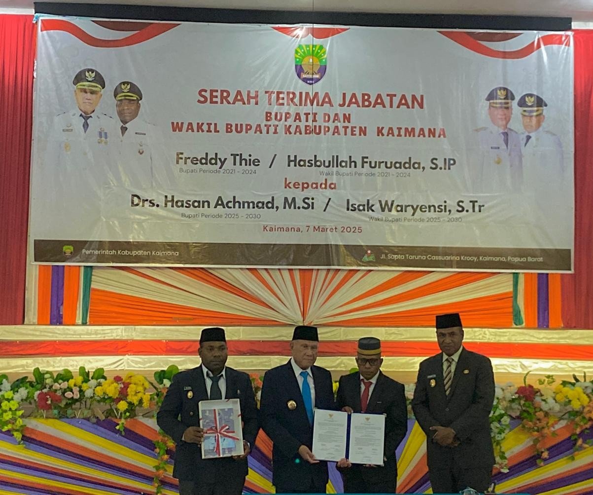 Bupati Kaimana, Hasan Achmad dan Wakil Bupati, Isak Waryensi saat menerima buku memori jabatan Bupati dari mantan Wakil Bupati Kaimana, Hasbulla Furuada disaksikan Wakil Gubernur Papua Barat, Mohamad Lakotani di Gedung Pertemuan Krooy