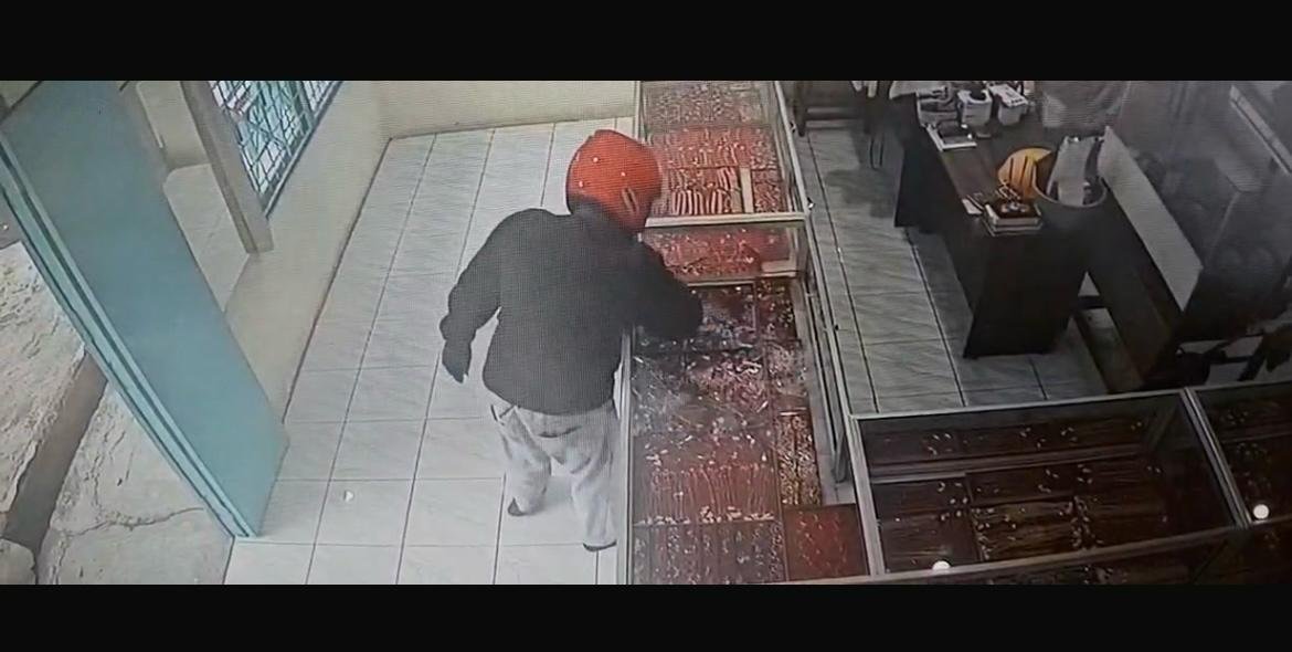 Tangkapan layar. Aksi nekat oknum Brimob menggasak perhiasan emas di salah satu toko di Jalan Merdeka, Manokwari