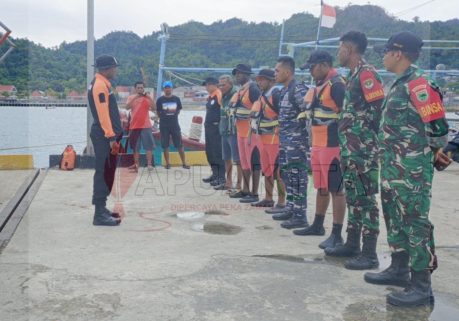 Tim SAR gabungan melakukan persiapan guna pencarian nelayan yang dilaporkan di perairan Kaimana Tim SAR gabungan melakukan persiapan guna pencarian nelayan yang dilaporkan di perairan Kaimana