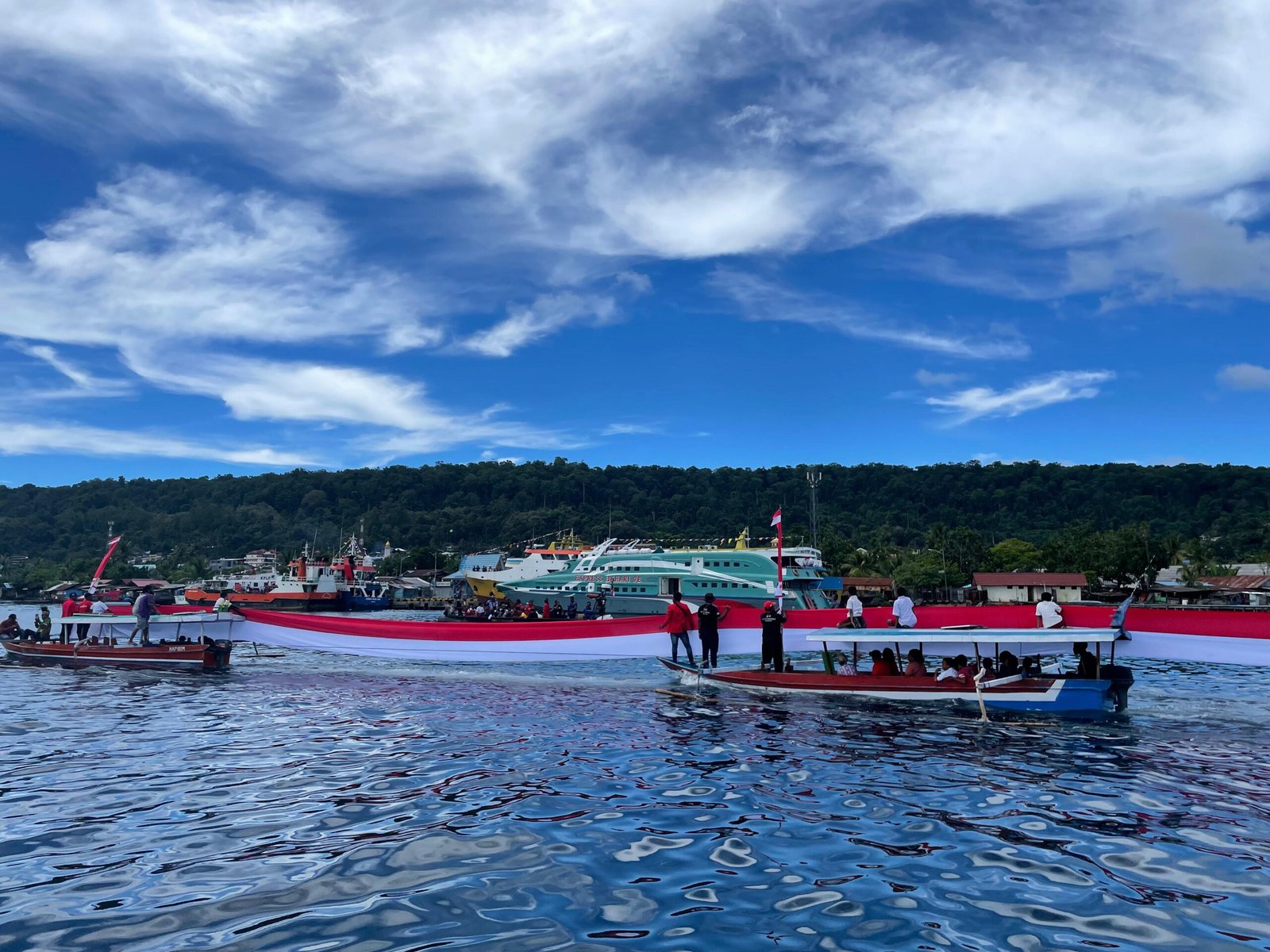 Bendera Merah Putih berukuran raksasa (2x80) meter berhasil dibentangkan di Perairan Teluk Doreri dan Teluk Sawaibu, Kabupaten Manokwari.