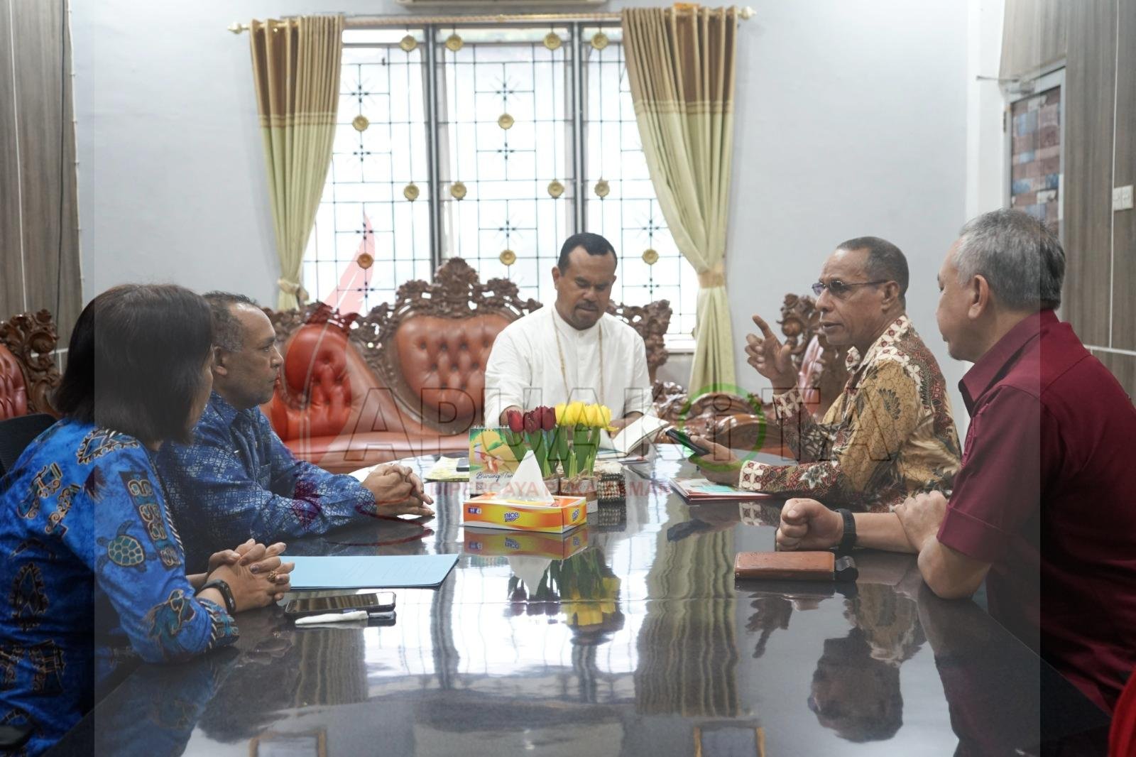 Kepala Kanwil Kementerian Hukum (Kemenkum) Papua Barat, Piet Bukorsyom audiensi dengan Plt. Sekda Kabupaten Manokwari terkait PJA 2025. PJA diselenggarakan oleh Badan Pembinaan Hukum Nasional. Kepala Kanwil Kementerian Hukum (Kemenkum) Papua Barat, Piet Bukorsyom audiensi dengan Plt. Sekda Kabupaten Manokwari terkait PJA 2025. PJA diselenggarakan oleh Badan Pembinaan Hukum Nasional.