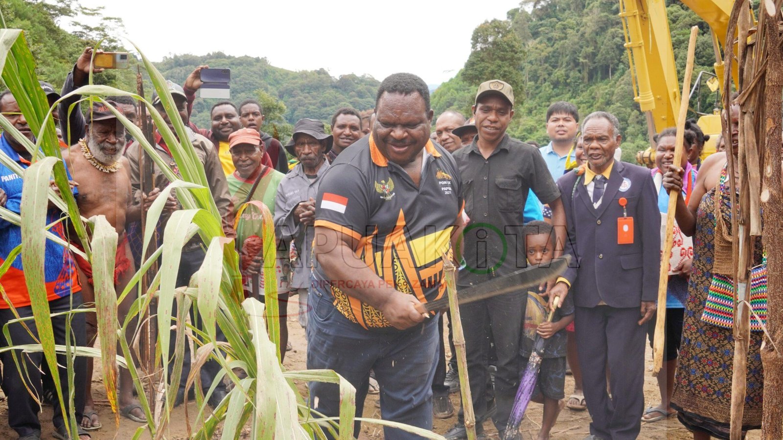 Ketua DPR Papua Barat Orgenes Wonggor dalam kesempatan pembukaan ruas jalan Bnicunbeiy-Nam, Distrik Minyambouw. Pembukaan ruas jalan ini diwarnai prosesi adat suku Arfak