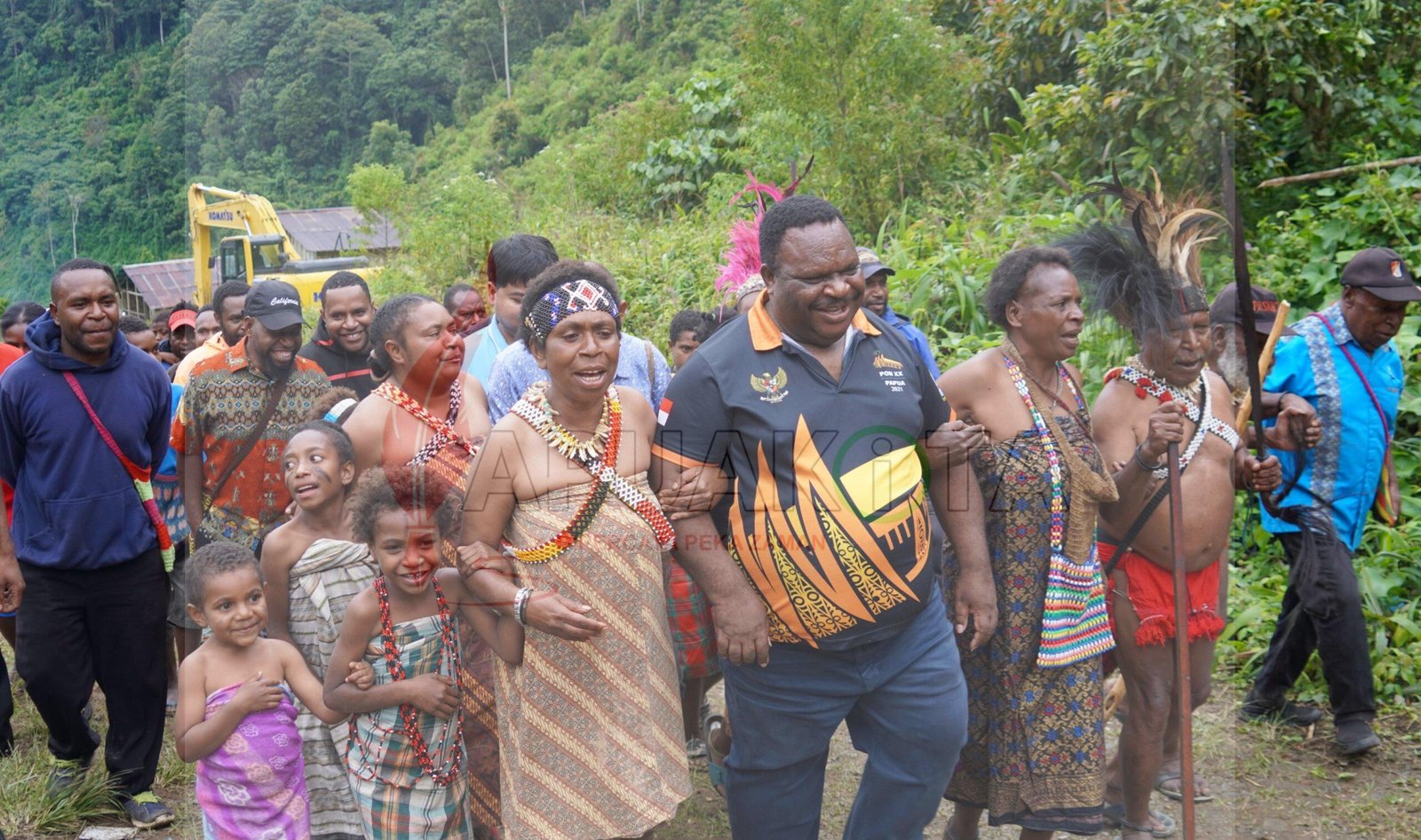 Ketua DPR Papua Barat Orgenes Wonggor saat dijemput secara oleh warga Kampung Bnicubeiy, Distrik Minyambouw Ketua DPR Papua Barat Orgenes Wonggor saat dijemput secara oleh warga Kampung Bnicubeiy, Distrik Minyambouw