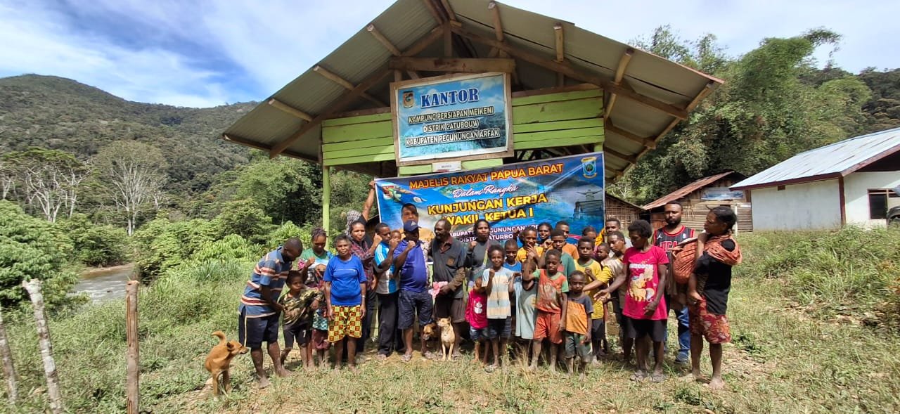 Kunjungan kerja Wakil Ketua I MRPB Raimon Mandacan di Distrik Catubouw, Kabupaten Pegunungan Arfak. (2)