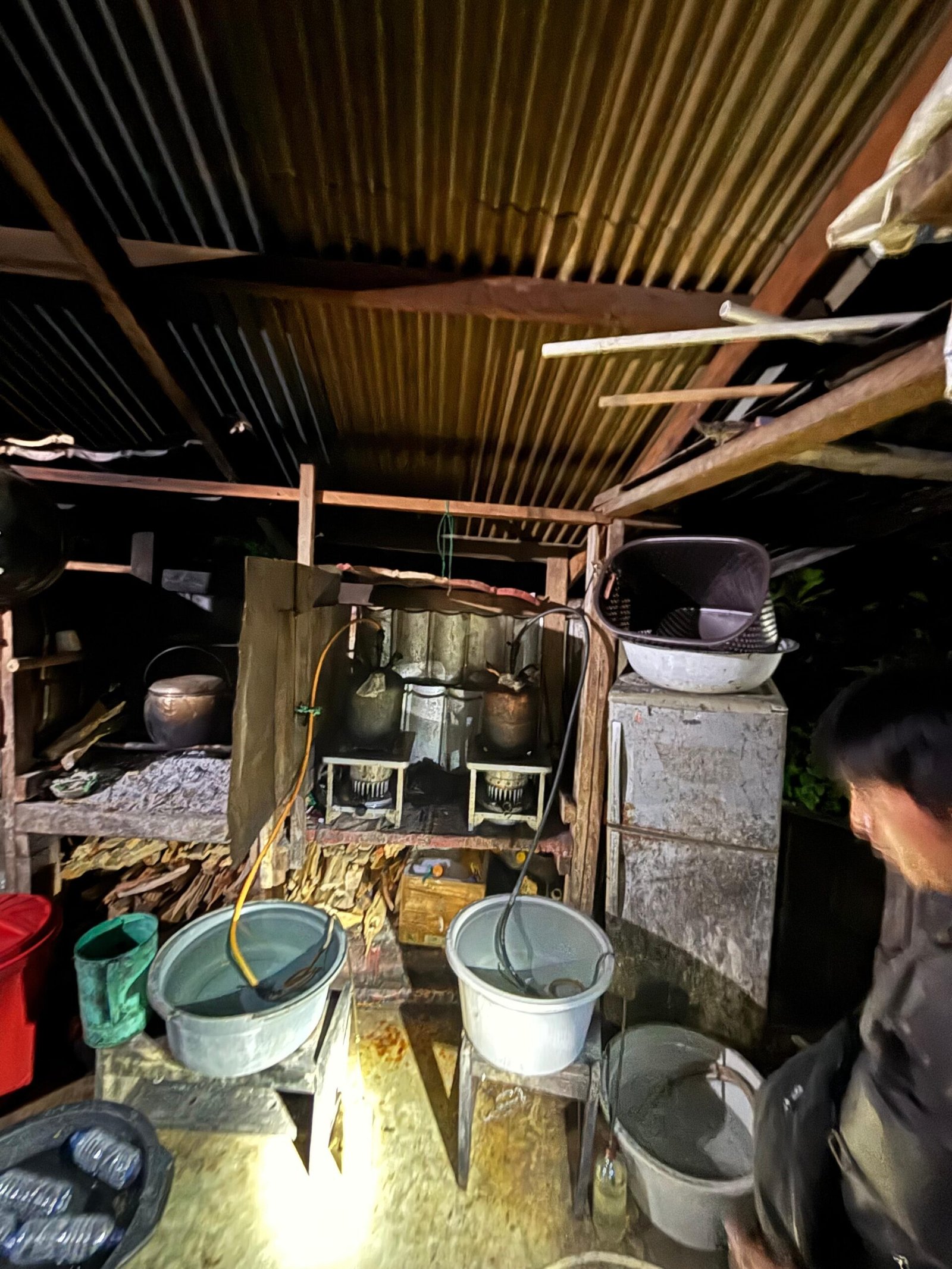 Salah satu rumah di Jalan Pasirido, Distrik Manokwari Timur yang dijadikan tempat produksi minuman keras jenis cap tikus.