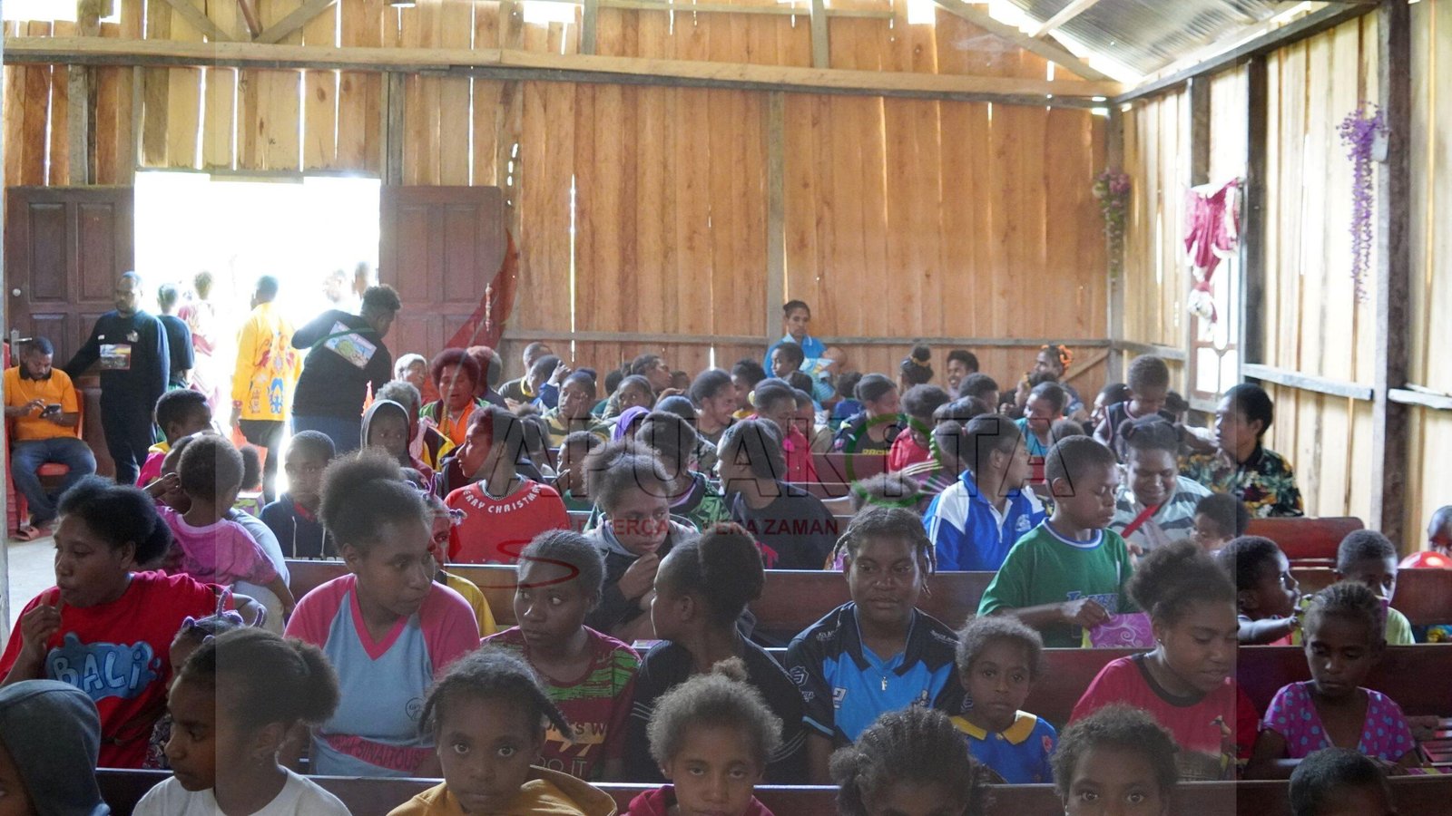 Suasana penyaluran bantuan makanan bergizi bagi anak-anak sekolah minggu di wilayah MD GPKAI Minyabouw