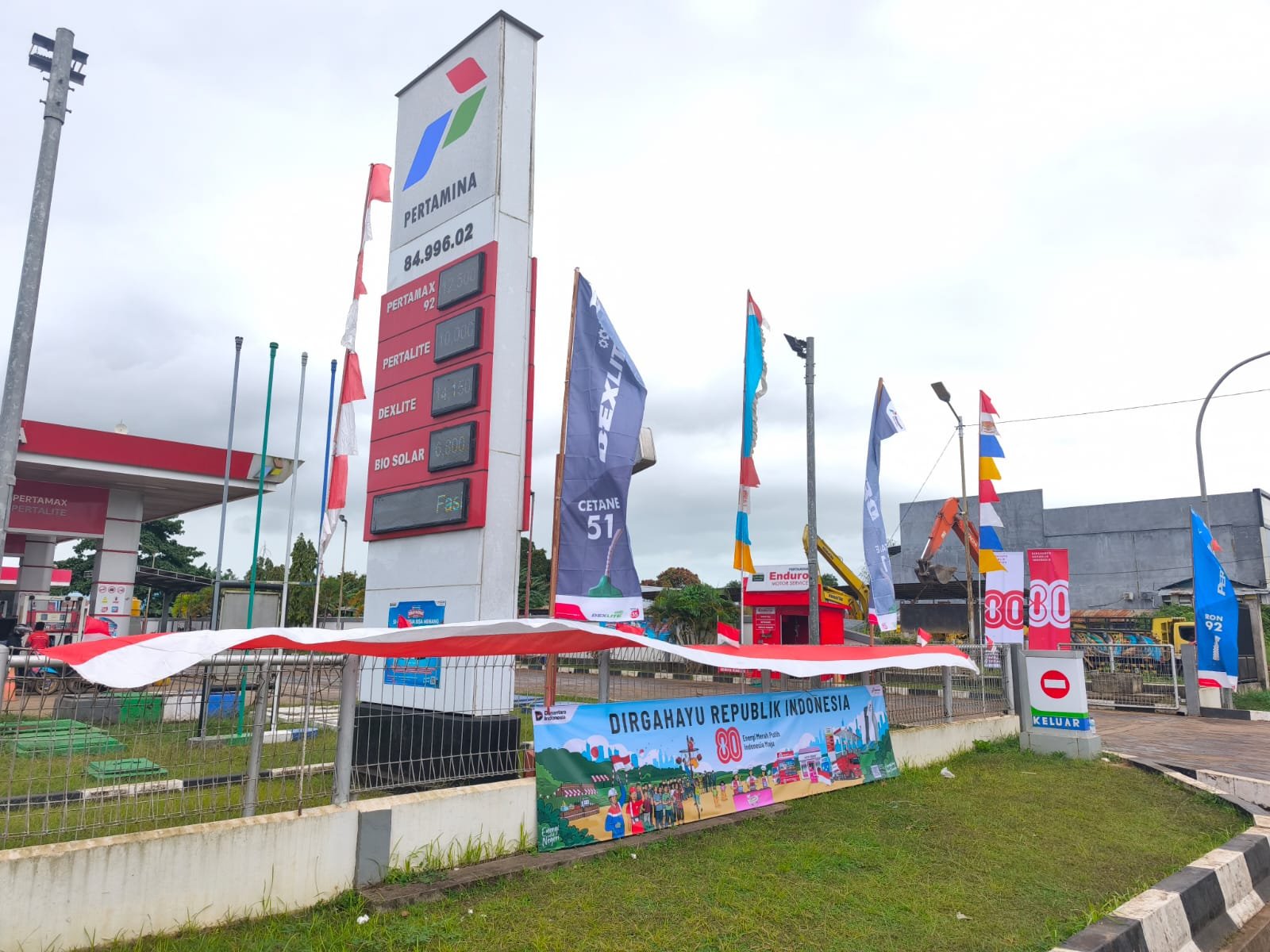 Tampak salah satu SPBU yang berada di wilayah kerja PT Pertamina Patra Niaga Region Papua Maluku.. Pertamina pastikan penyaluran BBM di wilayah Papua Selatan dan Papua Tengah berjalan normal pasca-gangguan SKKL.