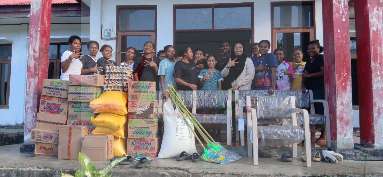 Anggota DPR Provinsi Papua Barat Jamiah Qomariah saat berada di lingkungan Asrama Kaimana. Jamiah bersilaturahmi bersama para mahasiswa, serta memberikan bantuan (2)