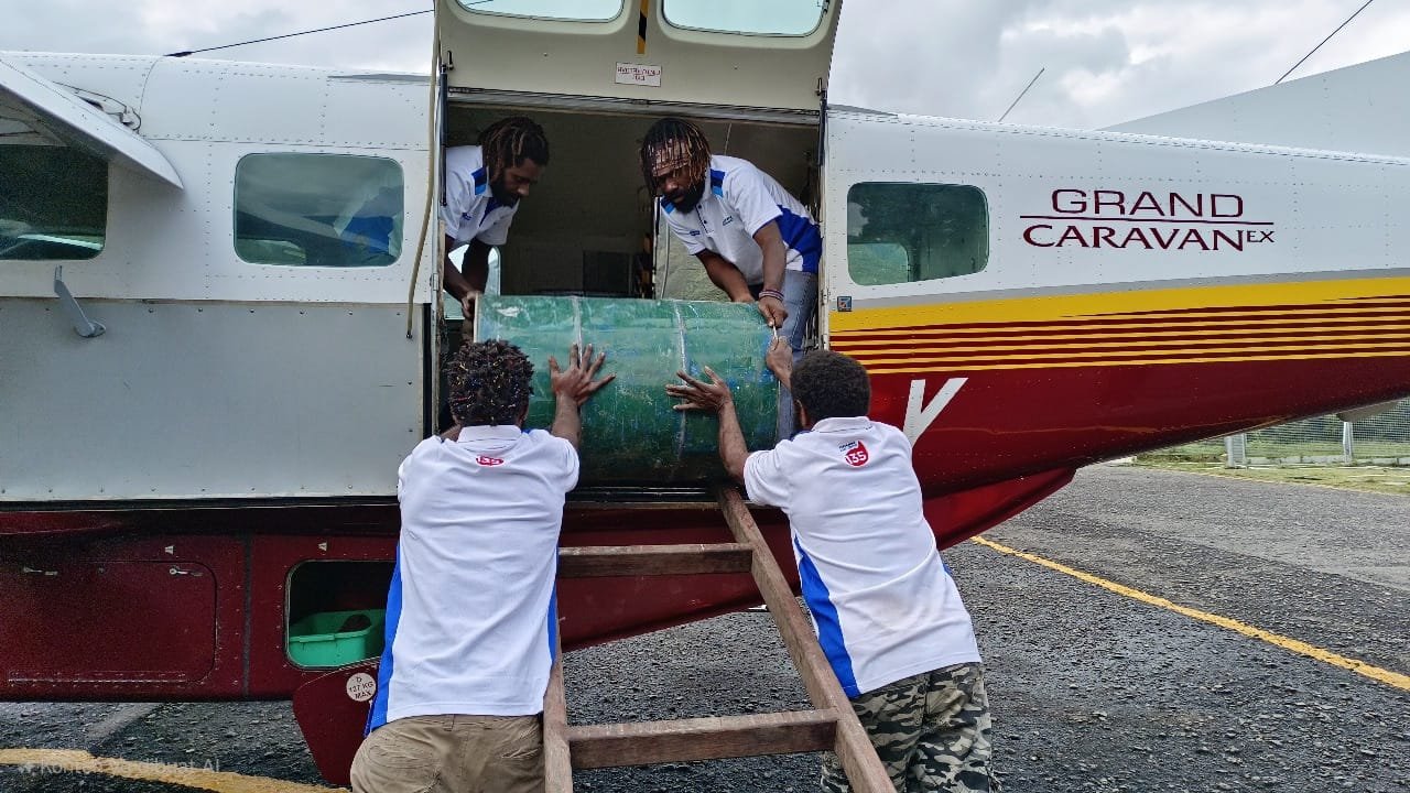 BBM hadir di Distrik Kanggime dan distrik Balingga, Provinsi Papua Pegunungan. Pasokan BBM tersebut diangkut menggunakan armada pesawat (2)
