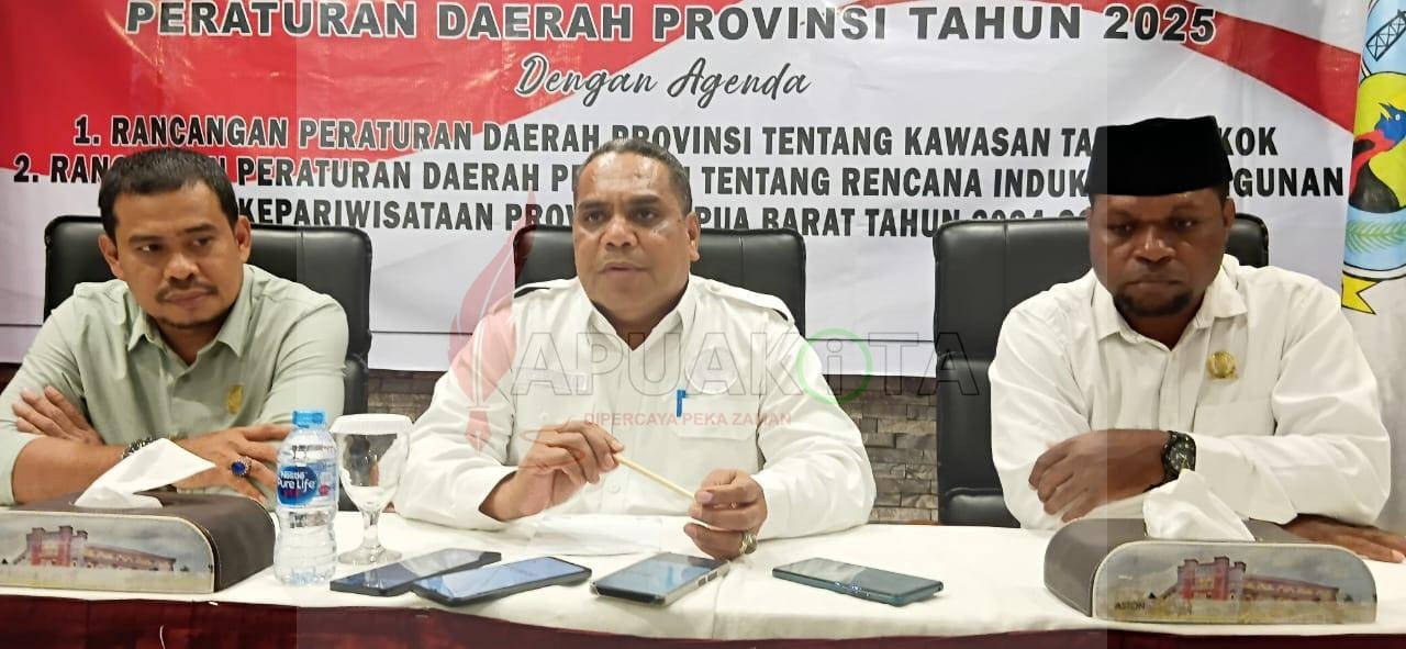 Ketua Bapemperda DPR Provinsi Papua Barat Amin Ngabalin didampingi anggottanya masing-masing, Asri dan Musa Naa saat memberikan keterangan Ketua Bapemperda DPR Provinsi Papua Barat Amin Ngabalin didampingi anggottanya masing-masing, Asri dan Musa Naa saat memberikan keteranganKetua Bapemperda DPR Provinsi Papua Barat Amin Ngabalin didampingi anggottanya masing-masing, Asri dan Musa Naa saat memberikan keterangan terkait agenda Propemperda