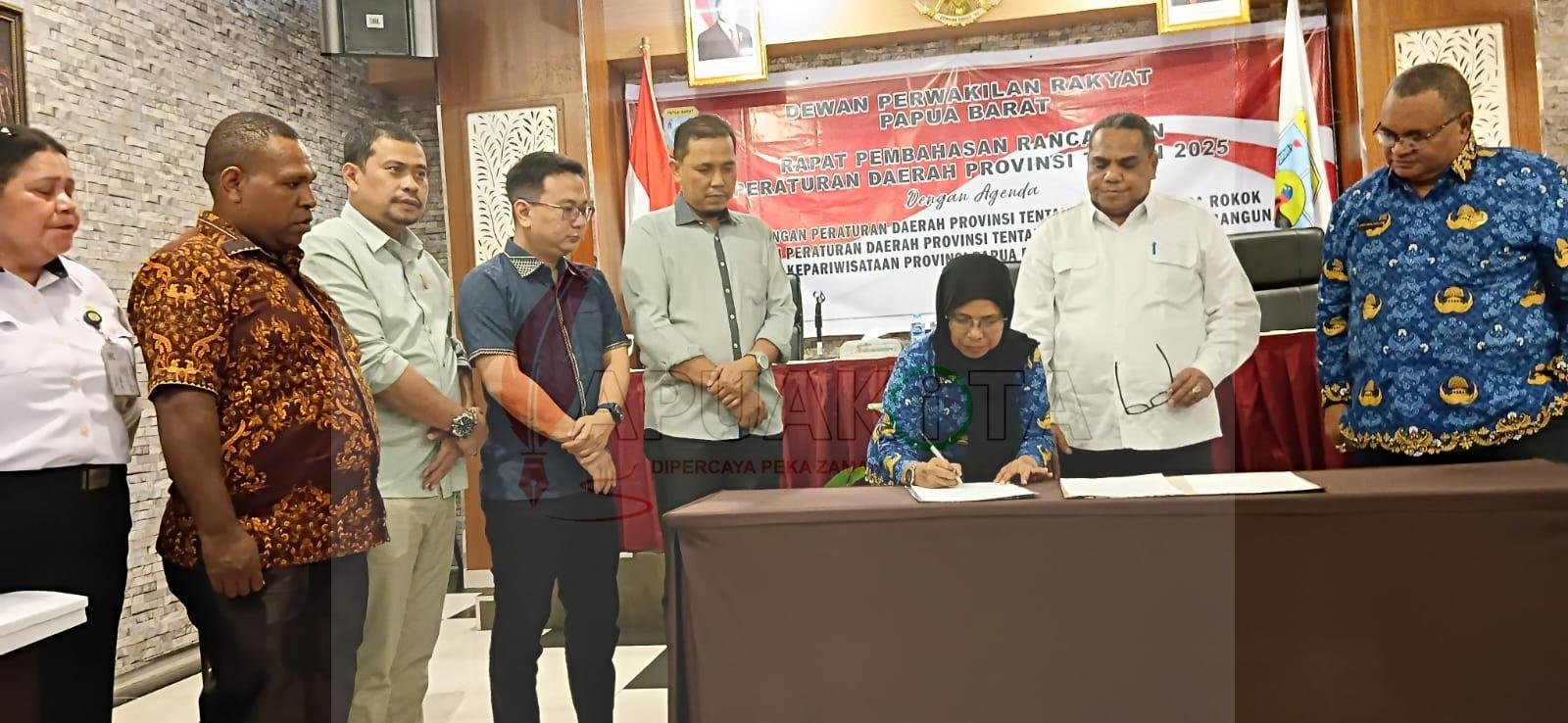 Penandatanganan berita acara pembahasan Raperdasis KTR antara Bapemperda DPRP PB, Dinas Kesehatan, dan Biro Hukum Setda Prov. Papua Barat Penandatanganan berita acara pembahasan Raperdasis KTR antara Bapemperda DPRP PB, Dinas Kesehatan, dan Biro Hukum Setda Prov. Papua Barat