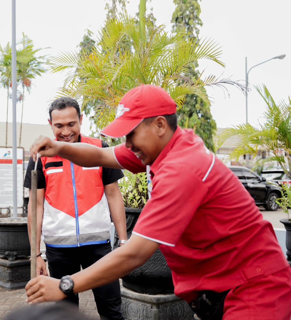 Executive General Manager (EGM) Pertamina Patra Niaga Regional Papua Maluku, Awan Raharjo saat melakukan pengecekkan ke SPBU. Executive General Manager (EGM) Pertamina Patra Niaga Regional Papua Maluku, Awan Raharjo saat melakukan pengecekkan ke SPBU.
