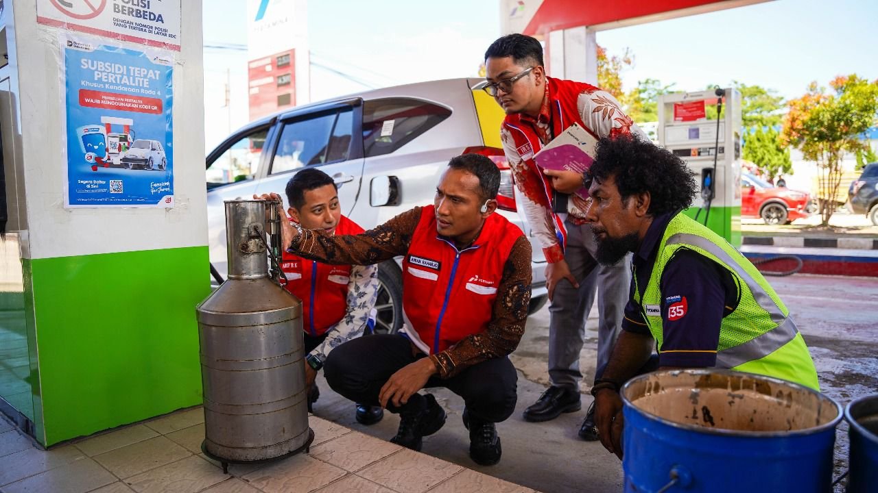 Executive General Manager Pertamina Patra Niaga Regional Papua Maluku, Awan Raharjo turun langsung mengcek keandalan energi di Sorong, Papua Barat Daya. Executive General Manager Pertamina Patra Niaga Regional Papua Maluku, Awan Raharjo turun langsung mengcek keandalan energi di Sorong, Papua Barat Daya.