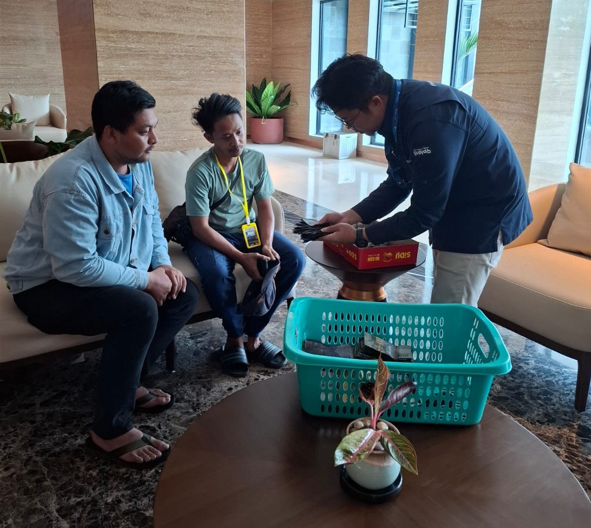 korban kebakaran, Irman dan Faldy melakukan penukaran uang terbakar dengan mendatangi Kantor Perwakilan Bank Indonesia. Mereka membawa ratusan lembar uang Rupiah dari berbagai pecahan dengan kondisi sebagian hangus terbakar.