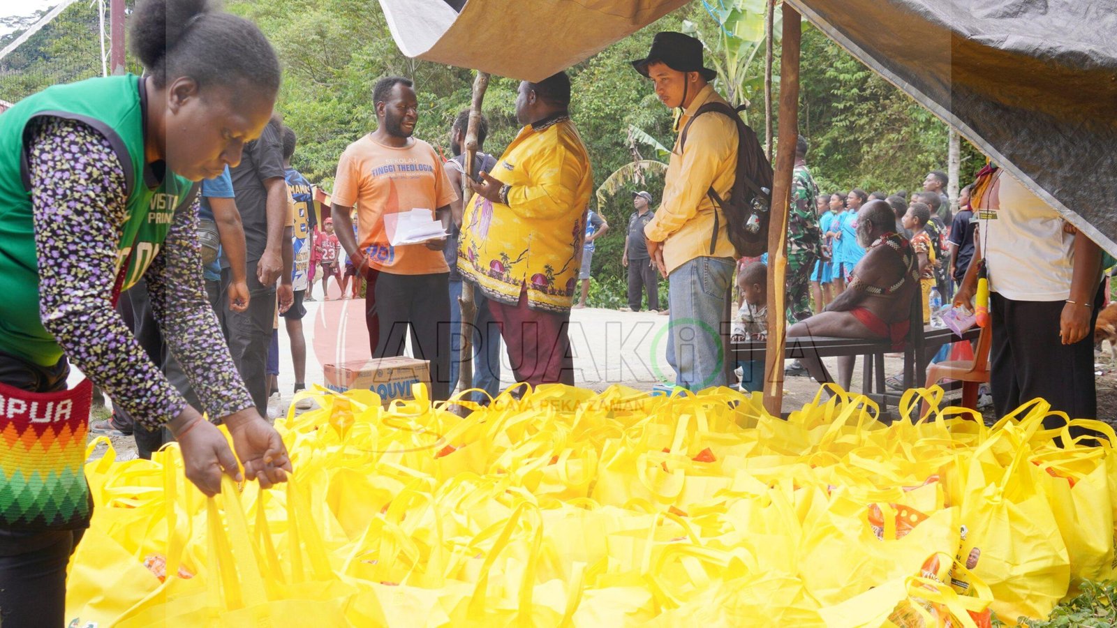 Perwakilan masyarakat saat mengambil paket sembako yang dibagikan oleh DPD Partai Golkar Kabupaten Pegunungan Arfak. Perwakilan masyarakat saat mengambil paket sembako yang dibagikan oleh DPD Partai Golkar Kabupaten Pegunungan Arfak.