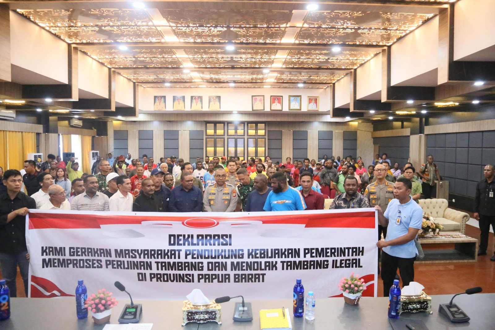 Rapat Kesepakatan dan Deklarasi Bersama PETI yang berlangsung di Aula Sasana Karya, Kantor Bupati Kabupaten Manokwari, Jumat (1) Rapat Kesepakatan dan Deklarasi Bersama PETI yang berlangsung di Aula Sasana Karya, Kantor Bupati Kabupaten Manokwari, Jumat (1)