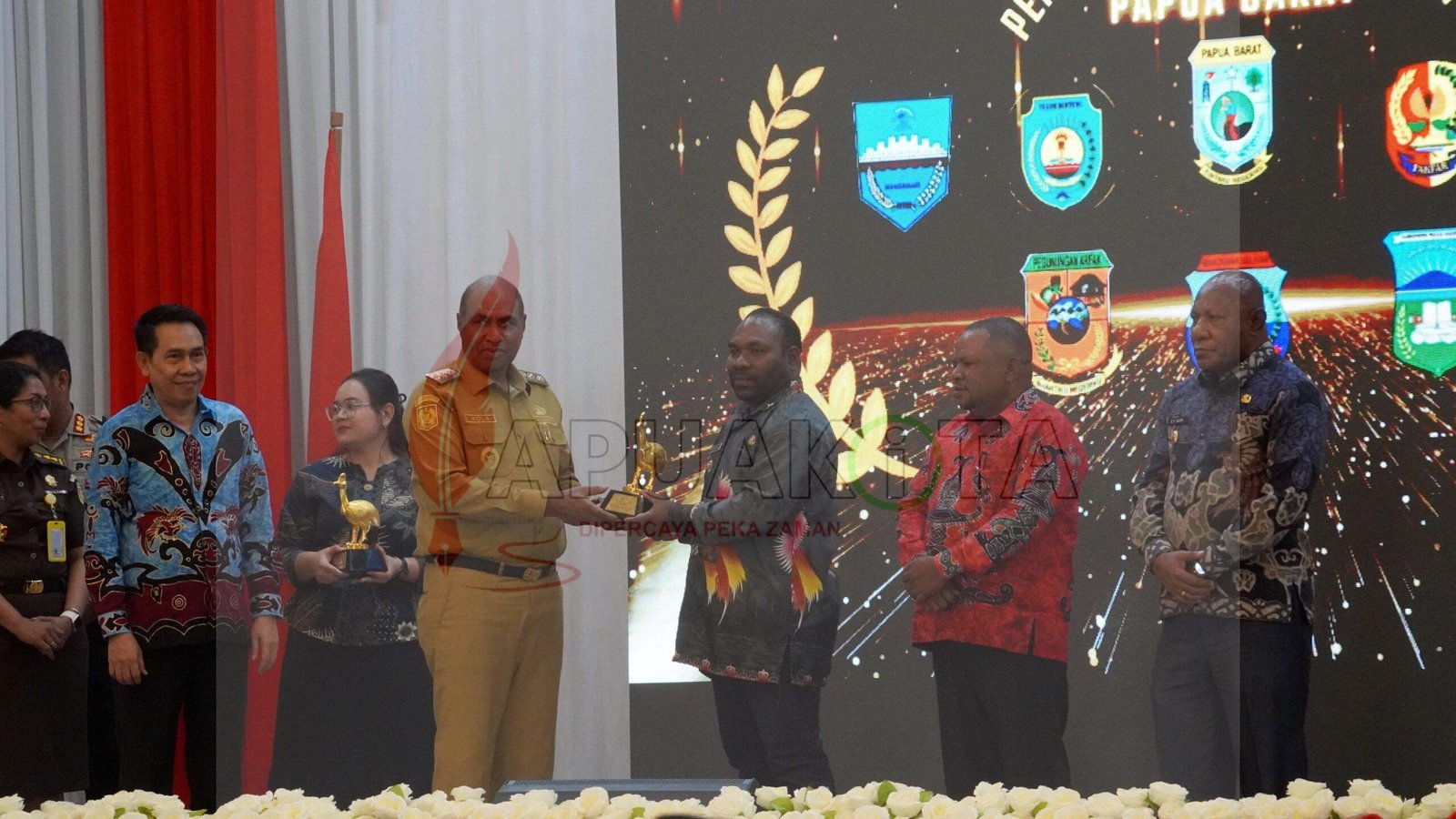 Wakil Gubernur Papua Barat menyerahkan penghargaan kepada Wakil Bupati Kaimana Isak Waryensi pada puncak Kasuari JKN Award 2025 Wakil Gubernur Papua Barat menyerahkan penghargaan kepada Wakil Bupati Kaimana Isak Waryensi pada puncak Kasuari JKN Award 2025