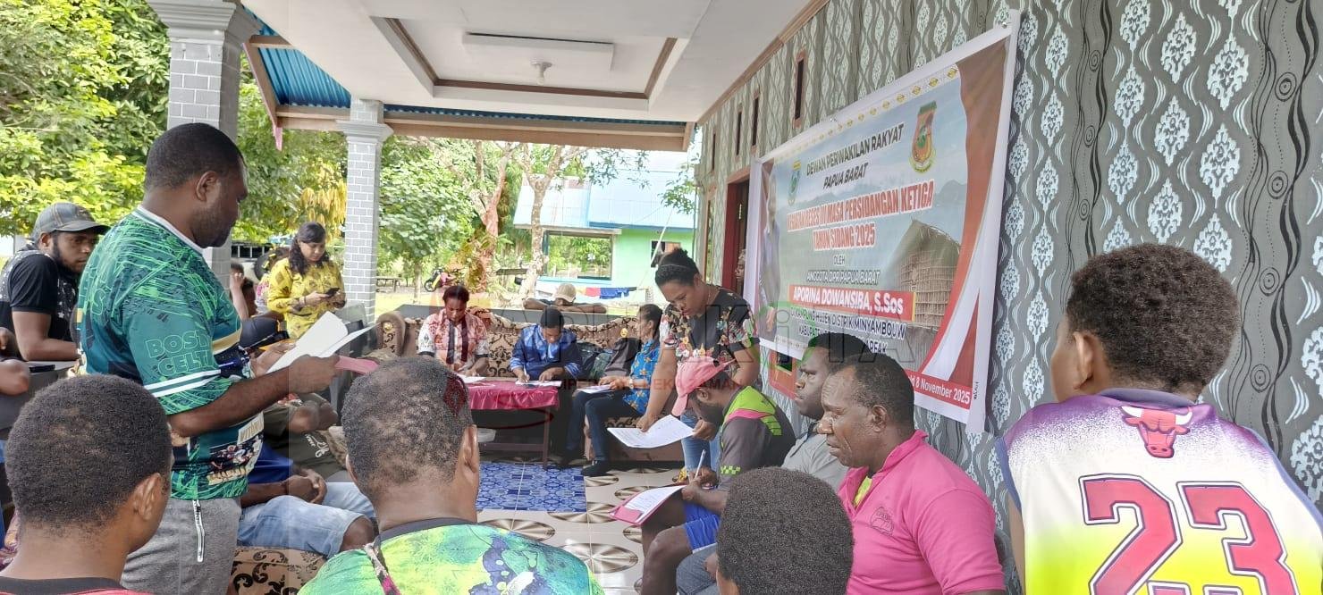 Anggota DPR Provinsi Papua Barat Aporina Dowansiba saat melaksanakan kegiatan reses III di Kampung Driye.