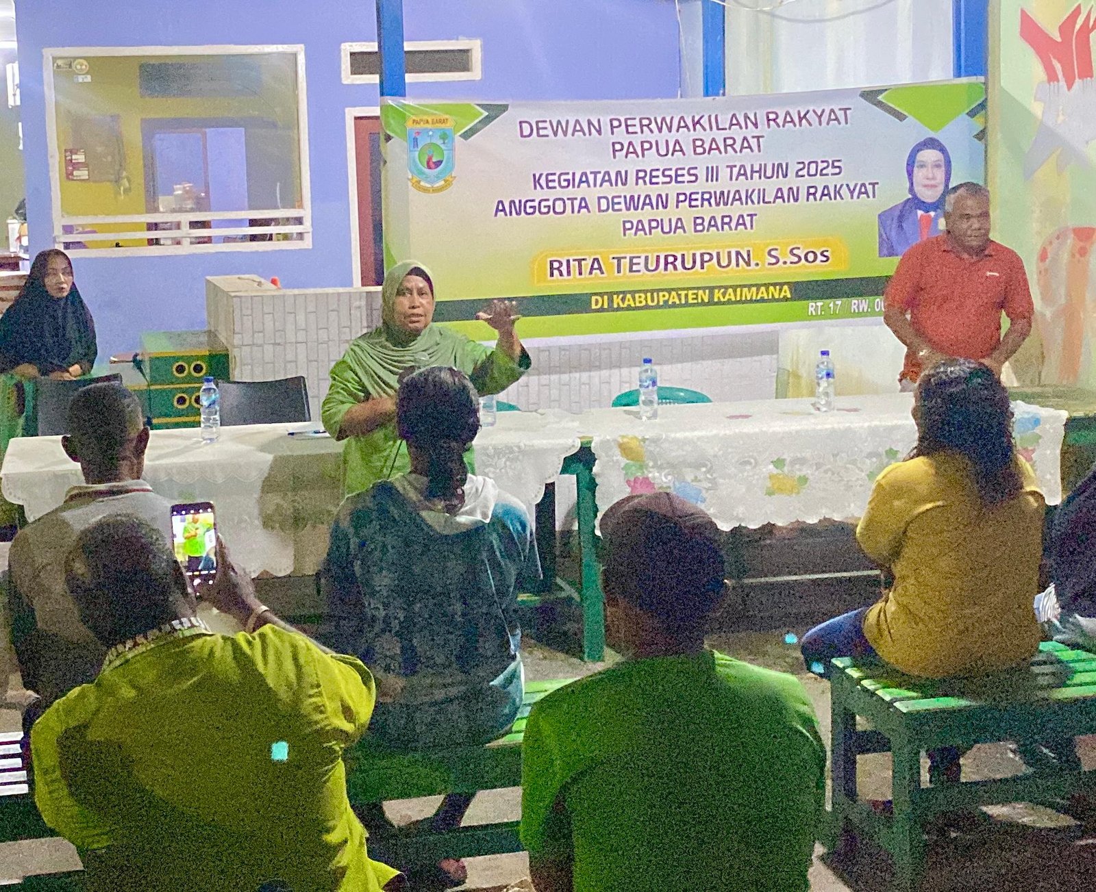 Anggota Dewan Perwakilan Rakyat Provinsi Papua Barat (DPRP PB) Rita Teurupun saat melakukan reses III Tahun 2025 di RT 17 Jalan Airtiba, Kaimana, Papua Barat.