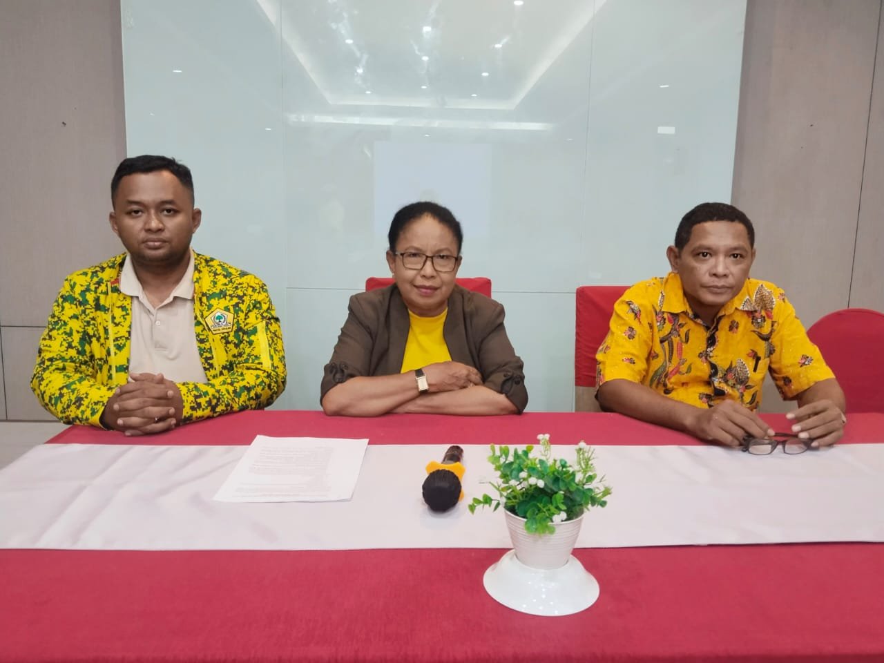 Ketua SC Anike Th. Sabami didampingi Sekretaris dan anggota SC, masing-masing Wahyu Setyawan dan Rudi Timisela saat memberikan keterangan pers