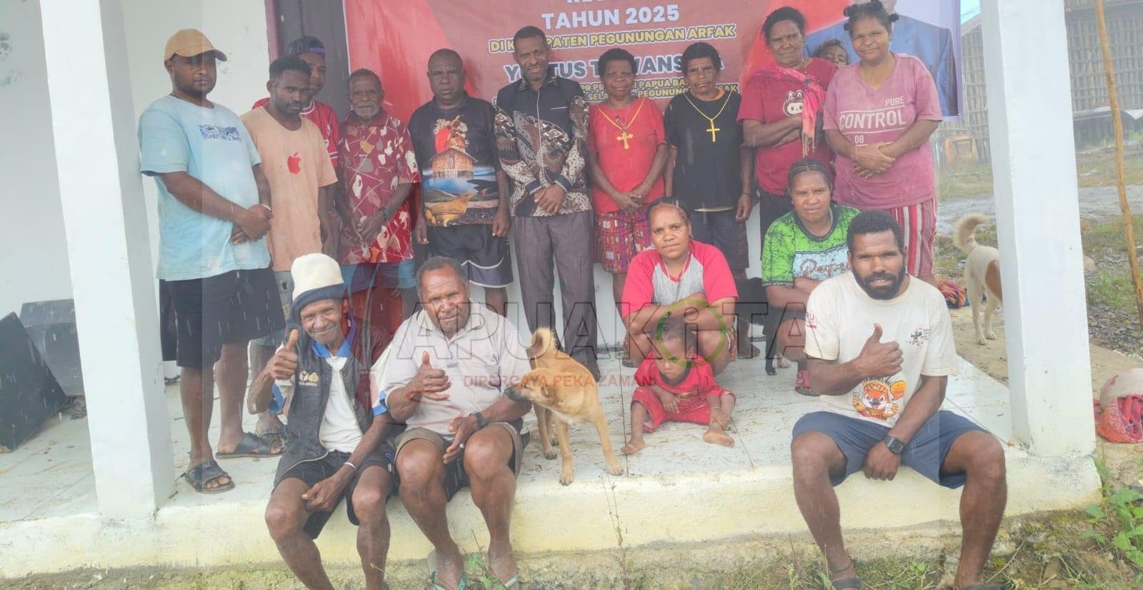 Anggota DPR Provinsi Papua Barat Yustus Dowansiba saat melaksanakan reses di Distrik Didohu dan Distrik Taige, Kabupaten Pegunungan Arfak.