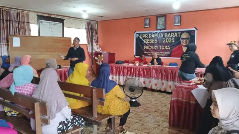 Anggota DPRP Papua Barat Fachry Turah saat melaksanakan reses di Kampung Tanama, Fakfak