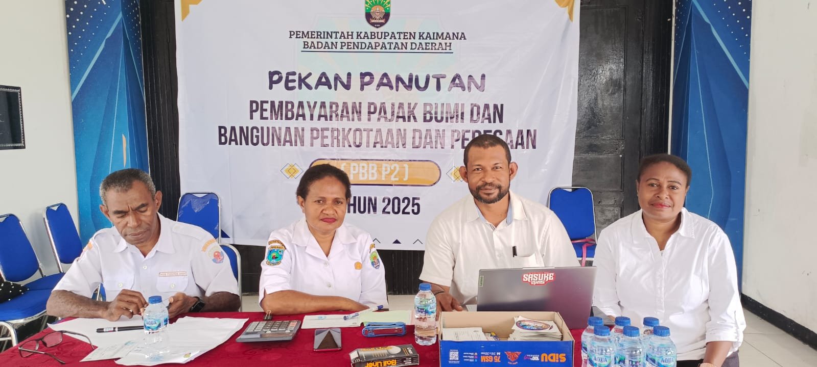 Kepala Sub Bidang (Kasubid) Pengolahan Data, Badan Pendapatan Daerah Kabupaten Kaimana, Akip Sirfefa (kiri) didampingi staf saat melakukan pekan panutan pembayaran Pajak Bumi dan Bangunan (PBB) di Depan Gedung Pertemuan Krooy,