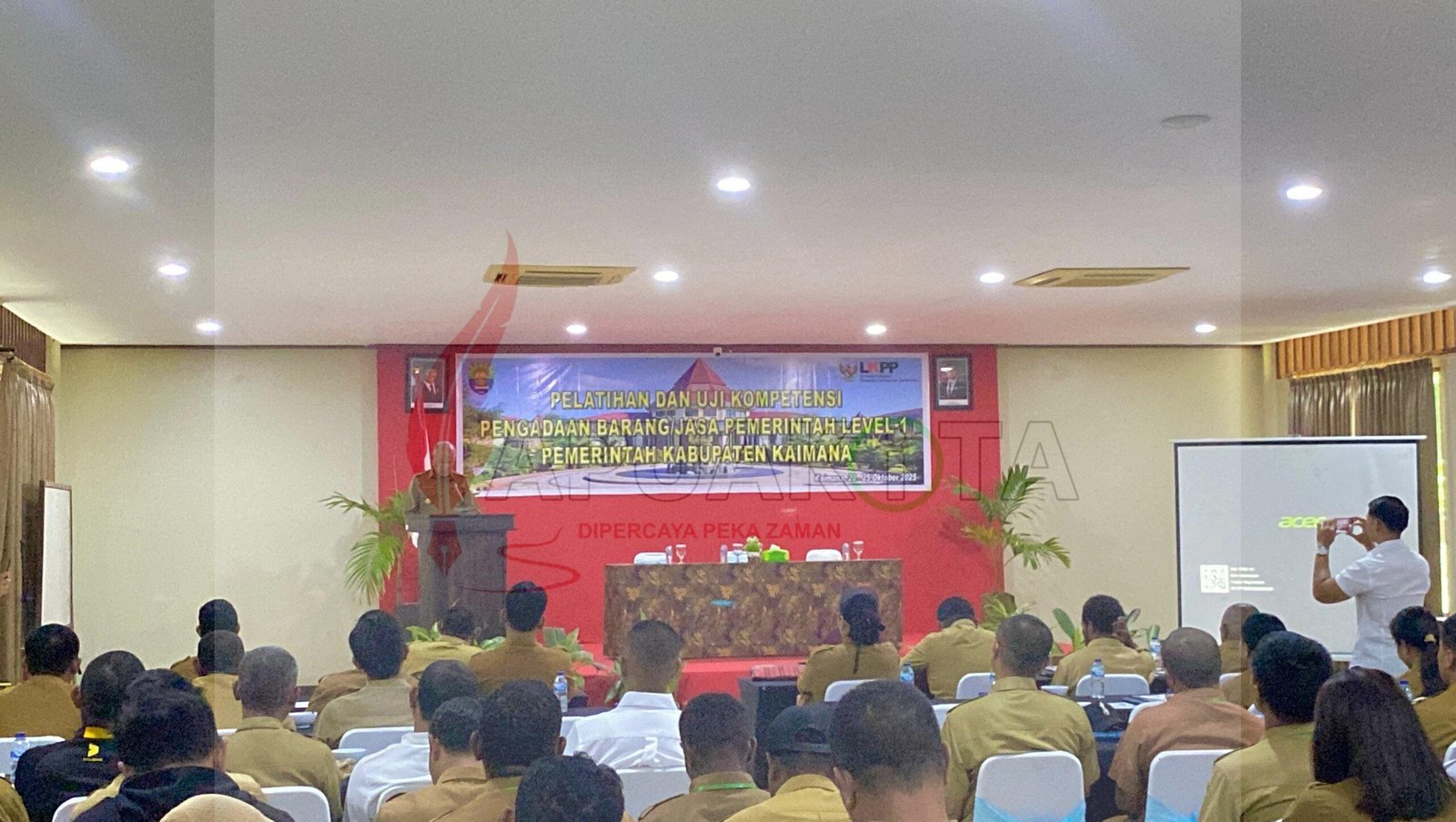 Bupati Kaimana, Drs. Hasan Achmad, saat memberikan sambutan pada Pelatihan dan Uji Kompetensi Pengadaan Barang dan Jasa Pemerintah Level 1 di Hotel Grand Papua Kaimana, Senin (20102025). Bupati Kaimana, Drs. Hasan Achmad, saat memberikan sambutan pada Pelatihan dan Uji Kompetensi Pengadaan Barang dan Jasa Pemerintah Level 1 di Hotel Grand Papua Kaimana, Senin (20.10.2025).
