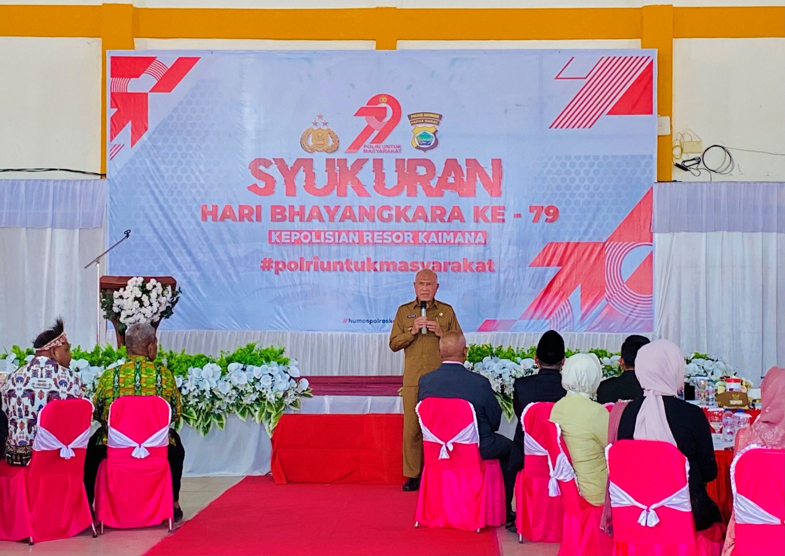 Bupati Kaimana, Drs. Hasan Achmad saat sambutan pada acara syukuran HUT Bhayangkara ke 79, Tahun 2025 yang dilaksanakan oleh Polres Kaimana, Selasa (172025) di Foodcourt Area Taman Jokowi-Iriana.