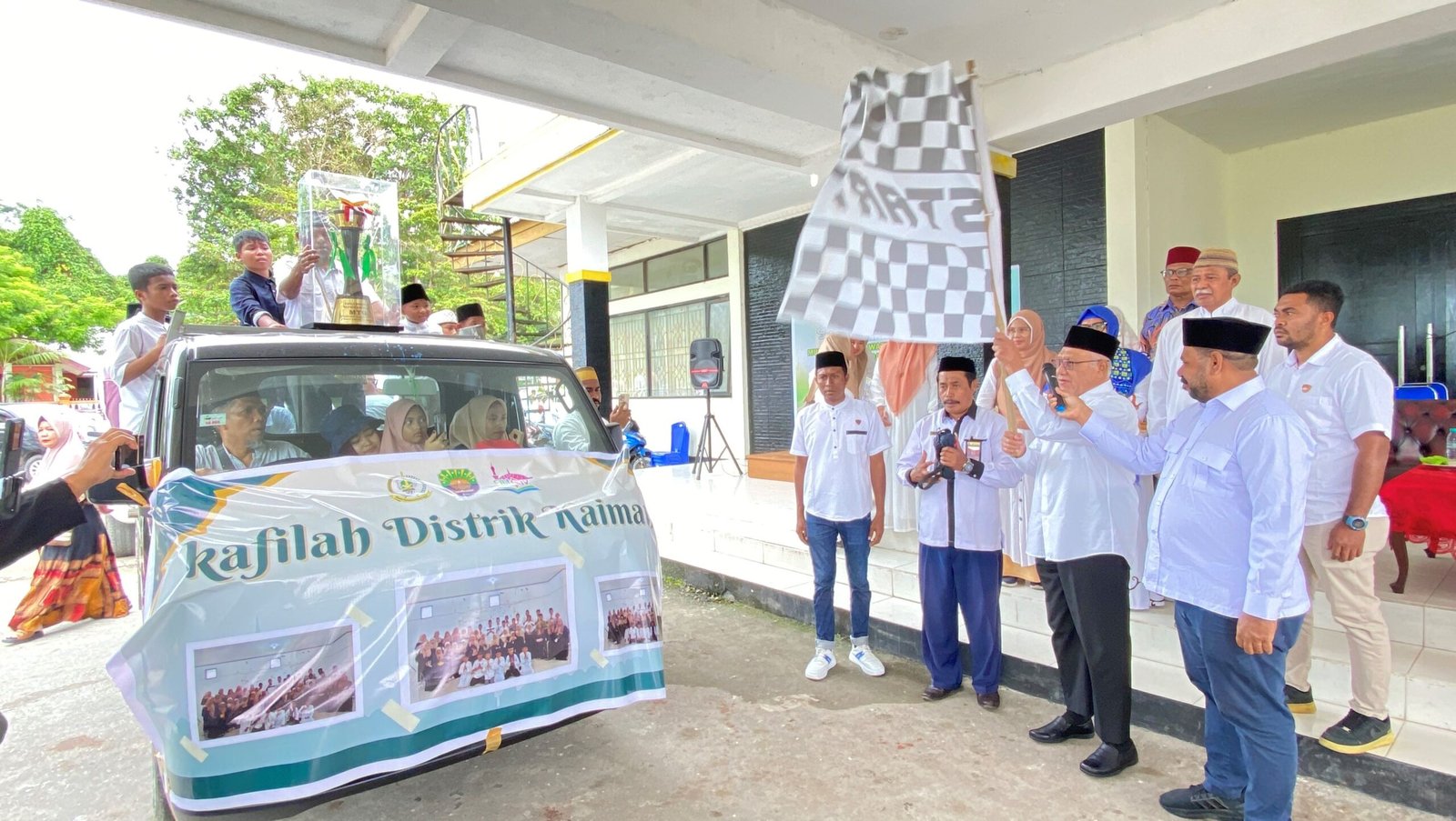 Bupati Kaimana Hasan Achmad didampingi Kepala Kantor Kemenag Kaimana dan Ketua Panitia MTQ ke IV Kaimana saat melepas peserta Pawai Taaruf MTQ ke IV di Depan Gedung Pertemuan Krooy, Rabu.