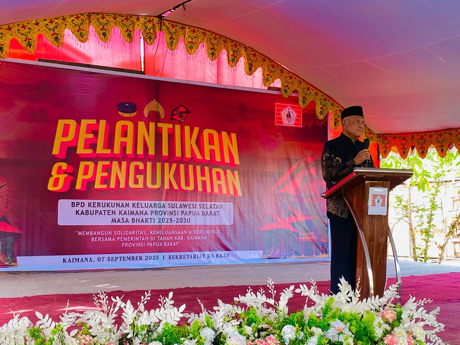 Bupati Kaimana, Papua Barat, Drs. Hasan Achmad saat sambutan pelantikan dan pengukuhan Pengurus Kerukunan Keluarga Sulawesi Selatan (KKSS) di Sekretariat KKSS Bupati Kaimana, Papua Barat, Drs. Hasan Achmad saat sambutan pelantikan dan pengukuhan Pengurus Kerukunan Keluarga Sulawesi Selatan (KKSS) di Sekretariat KKSS