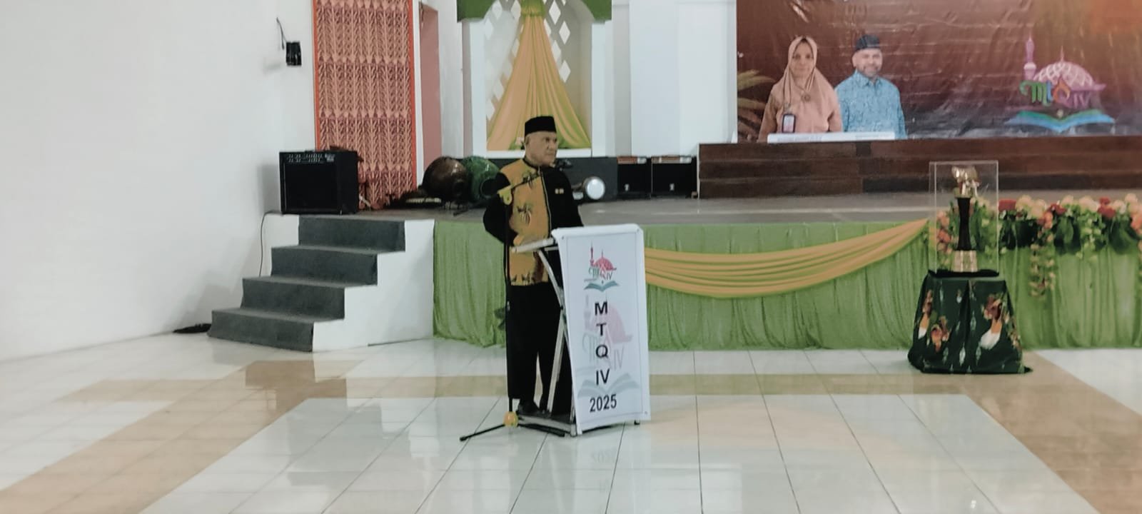 Caption Bupati Kaimana, Papua Barat, Drs. Hasan Achmad saat membuka secara resmi pelaksanaan Musabaqah Tilawatil Quran (MTQ) IV Tingkat Kabupaten Kaimana, Kamis (9102025) di Gedung Pertemuan Krooy.