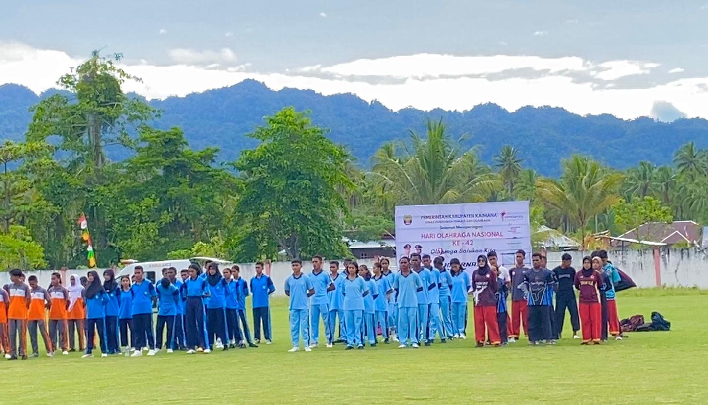 Caption Perwakilan siswa-siswi SMA dari sejumlah sekolah di Kaimana saat mengikuti Upacara Haornas ke 42, Tahun 2025 di Stadion Triton Kaimana