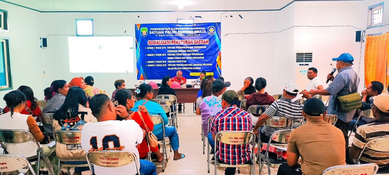 Caption Suasana sosialisasi empat Peraturan Daerah (Perda) oleh Satpol PP Pemkab Kaimana di Aula Kantor Distrik Kaimana, Kamis (2102025).