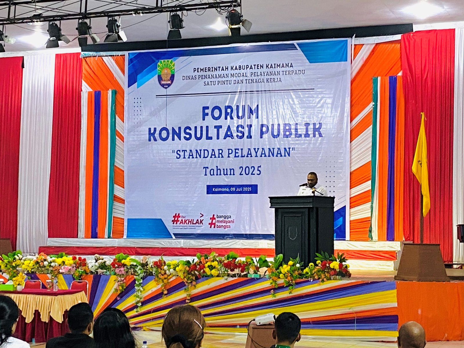 Wakil Bupati Isak Waryensi saat sambutan pada acara Forum Konsultasi Publik (FKP) yang diselenggarakan oleh DPMPTSP Kabupaten Kaimana di Gedung pertemuan Krooy