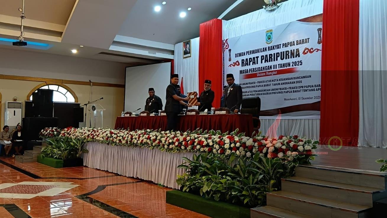 Juru Bicara Fraksi Amanat Sejahtera DPR Provinsi Papua Barat Imam Muslih saat menyerrahkan Pandangan Umum kepada Pimpinan Rapat Juru Bicara Fraksi Amanat Sejahtera DPR Provinsi Papua Barat Imam Muslih saat menyerrahkan Pandangan Umum kepada Pimpinan Rapat