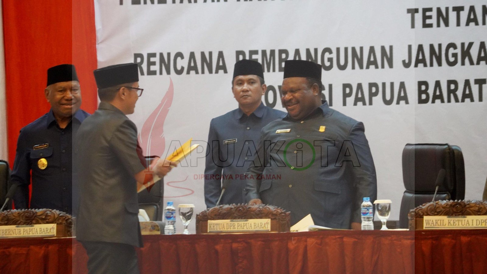 Juru Bicara Fraksi Golkar Bersatu DPRP PB, Ahmad Kuddus saat menyerahkan pandangan fraksi kepada pimpinan DPRP PB Juru Bicara Fraksi Golkar Bersatu DPRP PB, Ahmad Kuddus saat menyerahkan pandangan fraksi kepada pimpinan DPRP PB