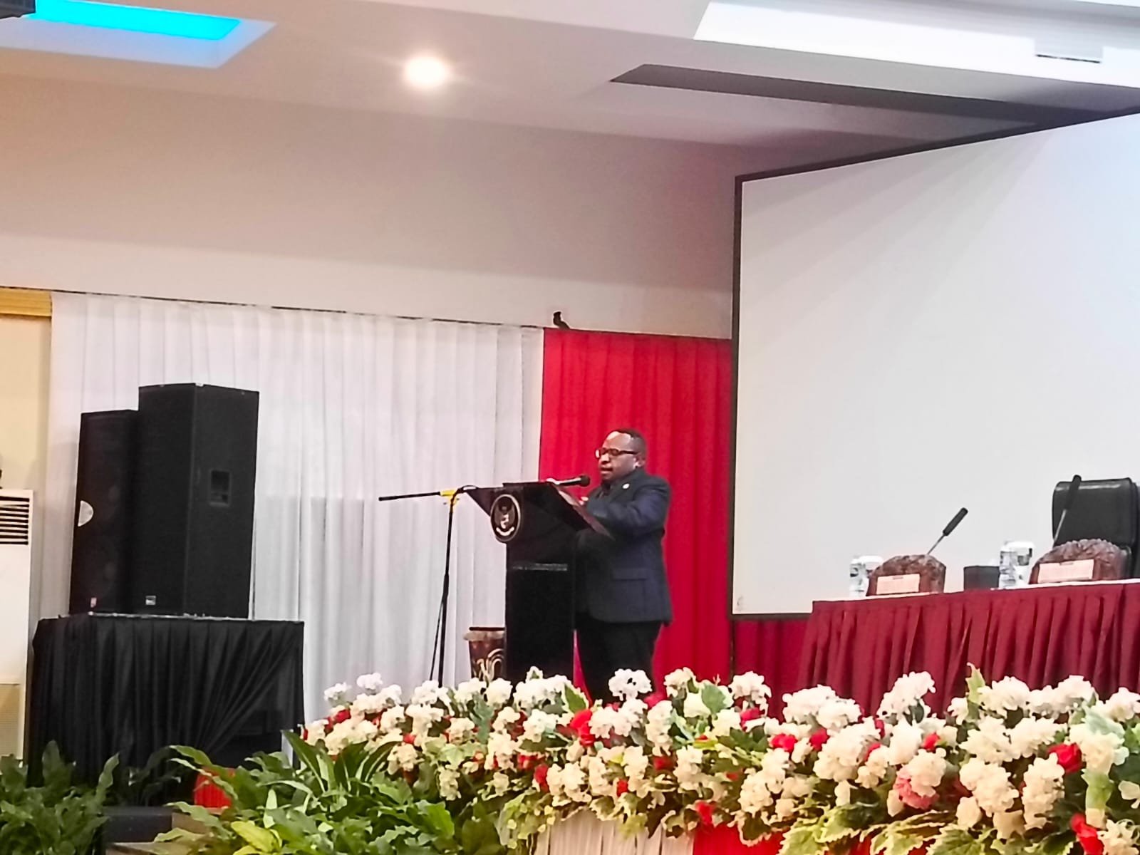 Juru Bicara Fraksi NasDem Bersama DPRP PB Aloysius Siep saat membacakan pandangan fraksi