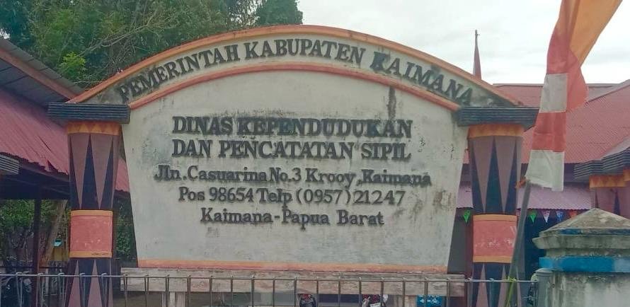 Kantor Dinas Kependudukan dan Catat Sipil (Disdukcapil) Kaimana, Papua Barat di Jalan Casuarina. 