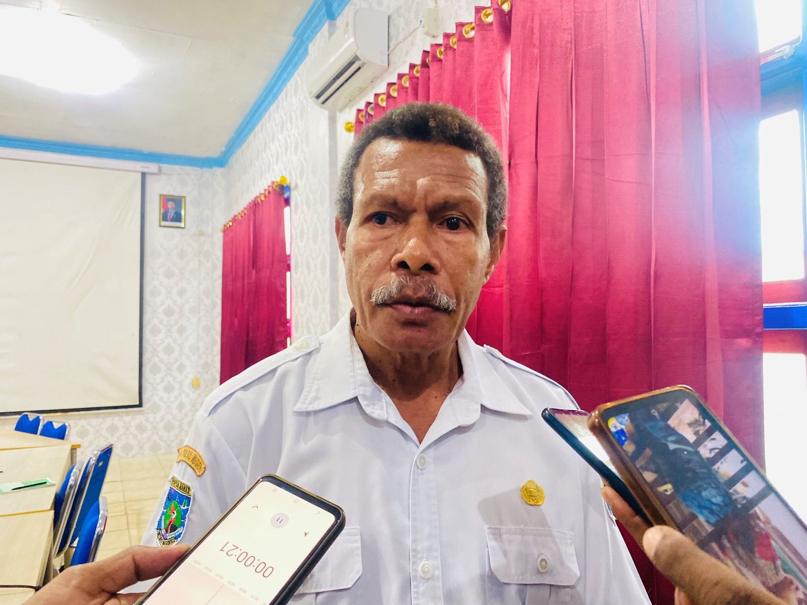 Kepala Bappeda Kaimana, Abdul Rahim Furuada saat berikan keterangan Pers di ruang rapat Kantor Bappeda Kaimana.
