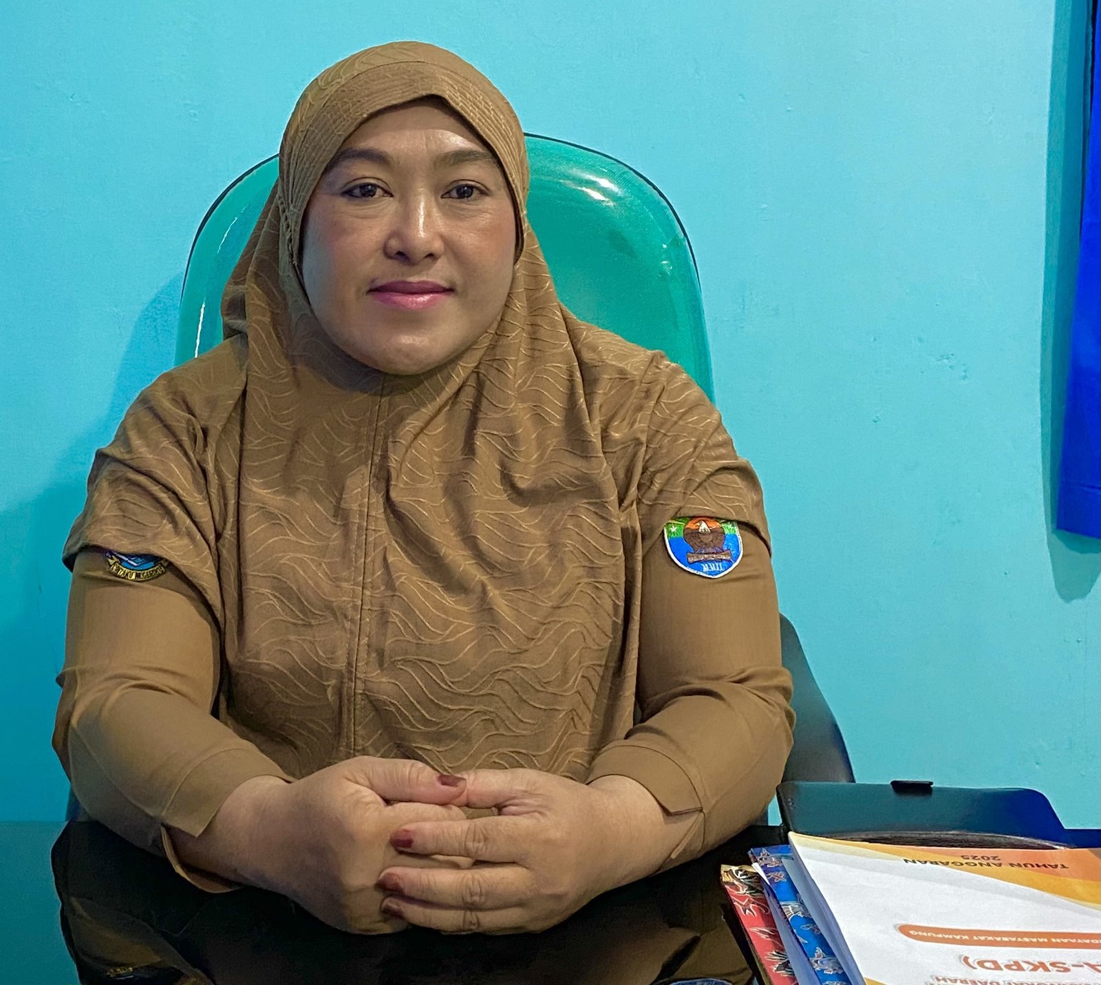 Kepala Dinas Pemberdayaan Masyarakat dan Kampung, Kaimana, Papua Barat, Ika Damayanti, S.ST.Pi, MM di ruang kerjanya.