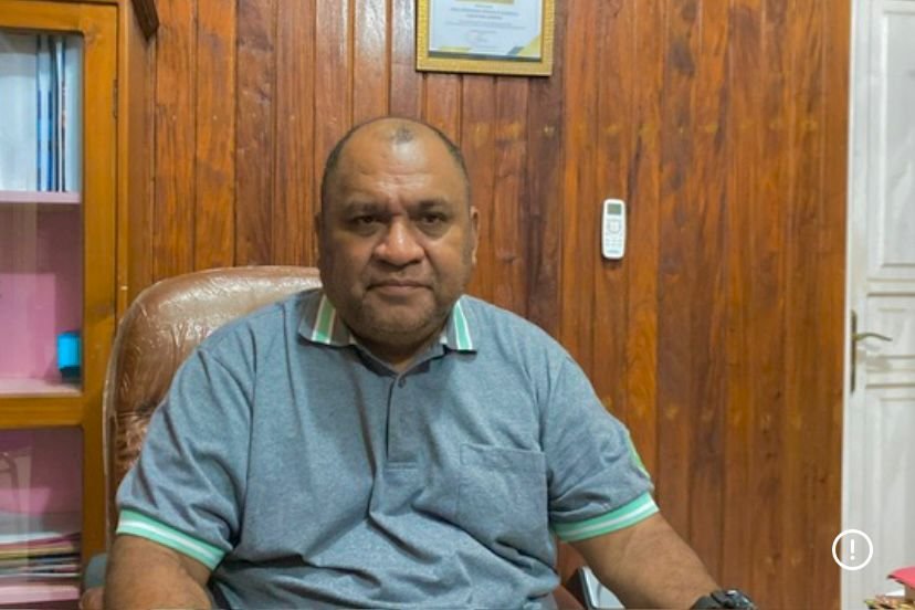 Kepala Dinas Pendidikan Pemuda dan Olahraga (Diaspora) Kaimana, Drs. Ray Ratu D Come di ruang kerjanya. Kepala Dinas Pendidikan Pemuda dan Olahraga (Diaspora) Kaimana, Drs. Ray Ratu D Come di ruang kerjanya.