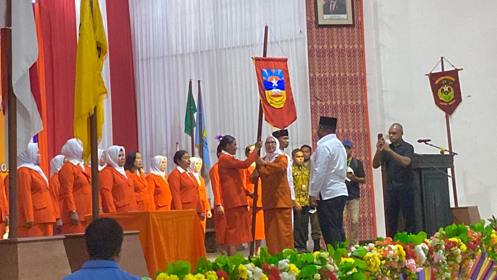 Ketua Badan Kerjasama Organisasi Wanita (BKOW) Papua Barat, Ny. Lani Lakotani saat menyerahkan pataka GOW ke Ketua GOW Kaimana, Ny. Yamina Waryensi pada prosesi pelantikan.