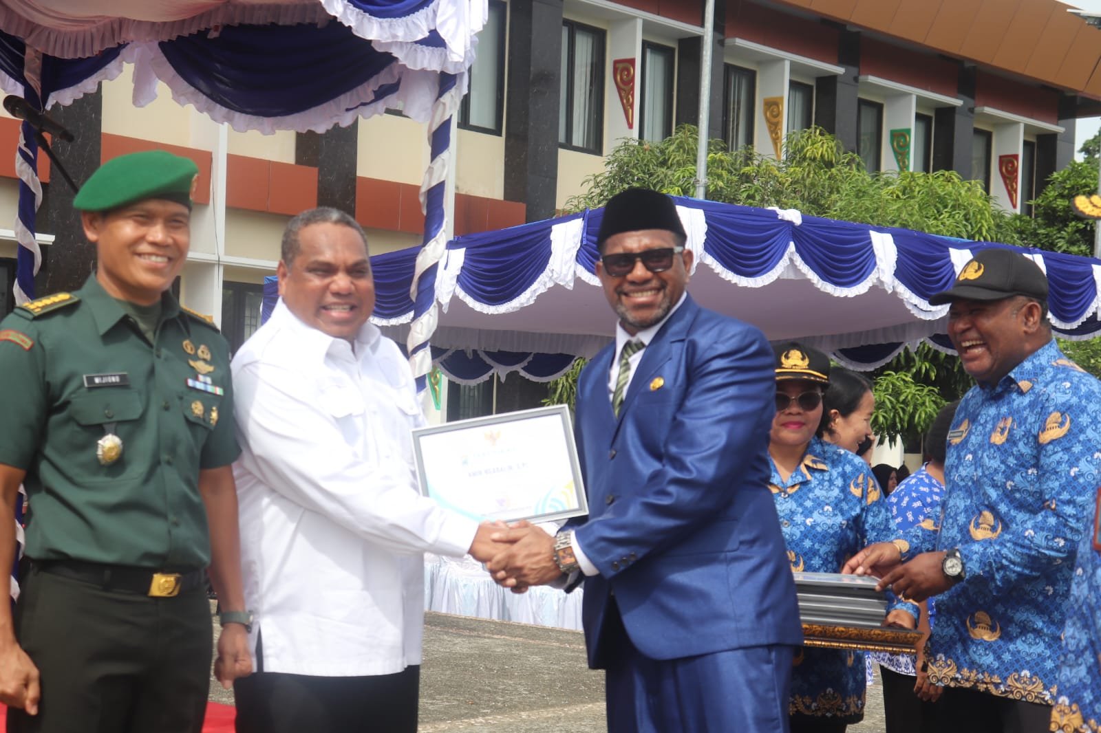 Ketua Bapemperda DPRP Papua Barat Amin Ngabalin saat menerima penghargaan.