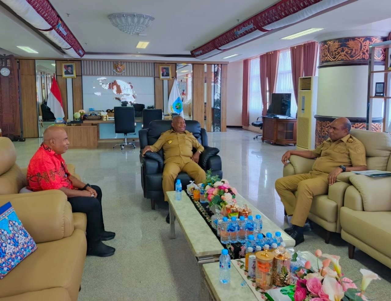 Ketua DPRK Kaimana Robi Daud Samangun saat bertemu Gubernur Papua Barat Dominggus Mandacan