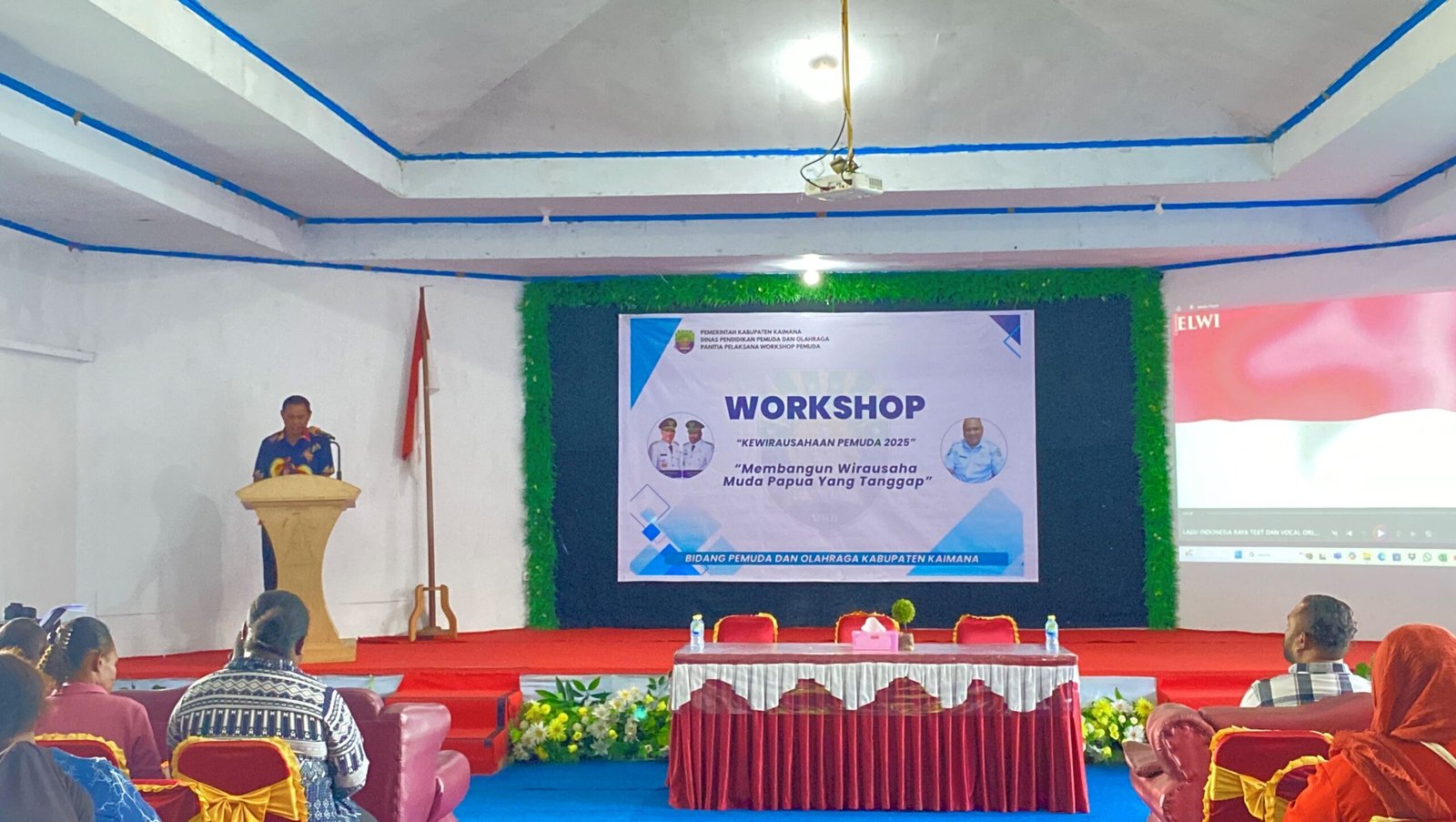 Ketua Panitia Workshop Kewirausahaan 2025, Okto Rahanra saat sampaikan laporan panitia.
