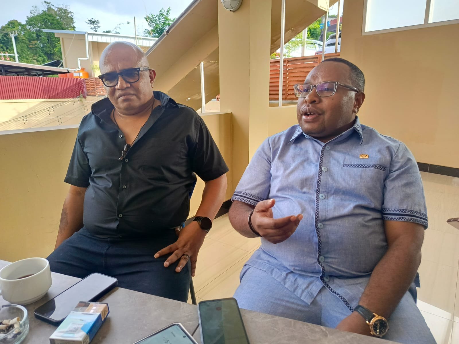Kiri-kanan. Wakil Ketua Pansus LKPj DPRP PB Fachry Turah bersama Ketua Pansus Aloysius P. Siep