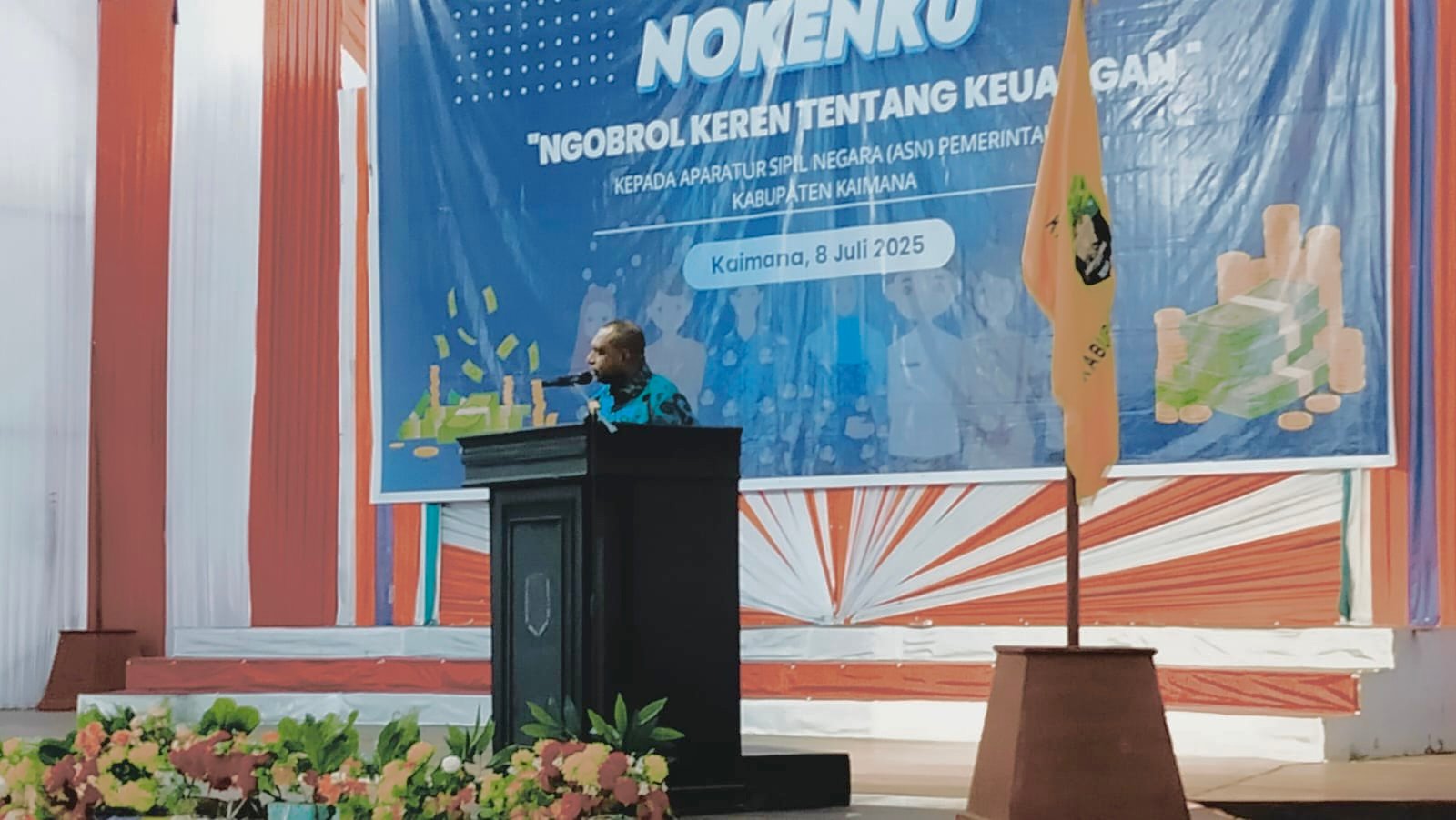 Manajer Madya Bagian Pengawasan Perilaku PUJK, Edukasi, Perlindungan Konsumen dan Layanan Manajemen Strategis OJK Papua, Muhammad Akbar saat sambutan. Manajer Madya Bagian Pengawasan Perilaku PUJK, Edukasi, Perlindungan Konsumen dan Layanan Manajemen Strategis OJK Papua, Muhammad Akbar saat sambutan.