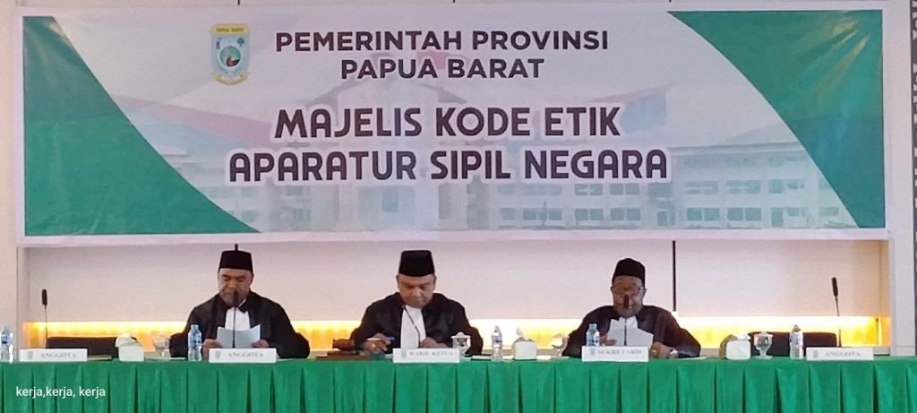 Pembacaan putusan Majelis Kode Etik Pemerintah Provinsi Papua Barat terhadap ASN atas nama Fajar Sutanto. Pembacaan putusan Majelis Kode Etik Pemerintah Provinsi Papua Barat terhadap ASN atas nama Fajar Sutanto.