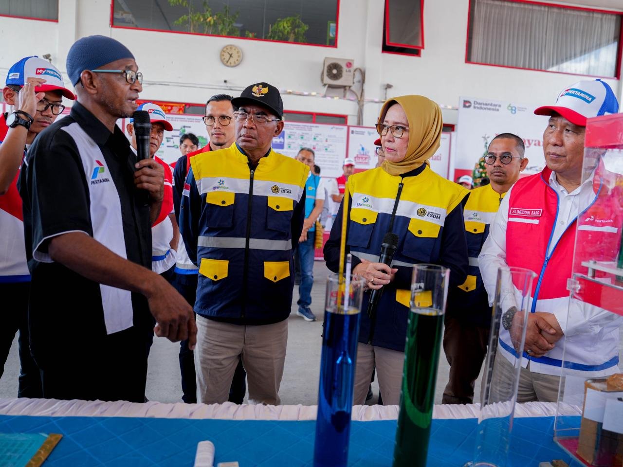Pertamina Patra Niaga Regional Papua Maluku bersama Ketua Posko Nasional Sektor ESDM Natal dan Tahun Baru (Nataru) sekaligus Komite BPH Migas, Erika Retnowati, melakukan pengecekan langsung keandalan suplai dan ketersediaan energi di Jayapura (1)